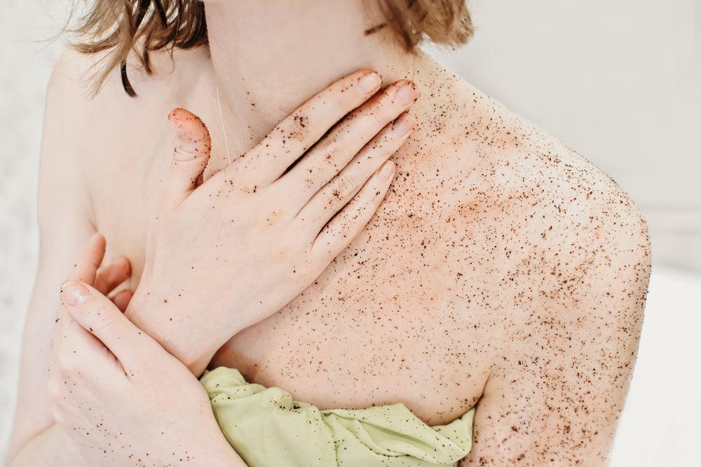5 coisas que você precisa saber sobre esfoliação para pele seca - madamecreme