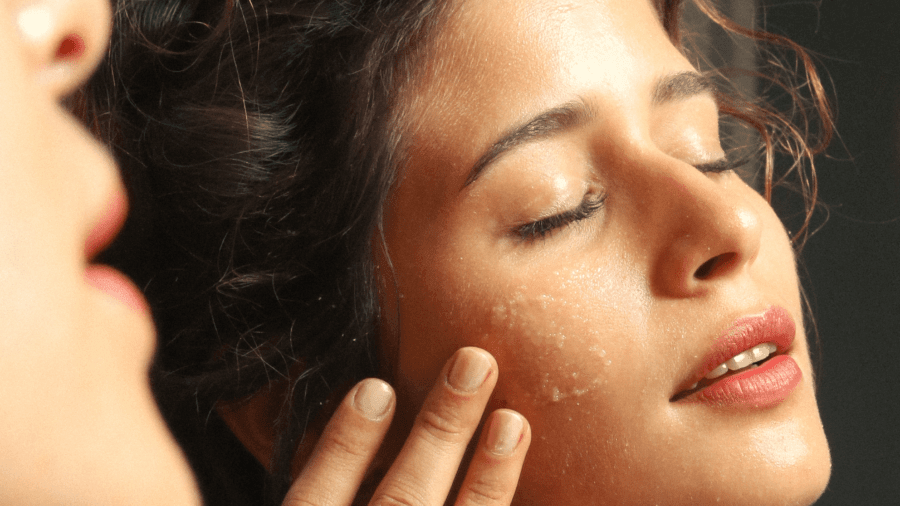 mulher usando a esfoliação corporal para acne